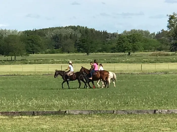 Cabalgata por el campo abierto en La Dorada